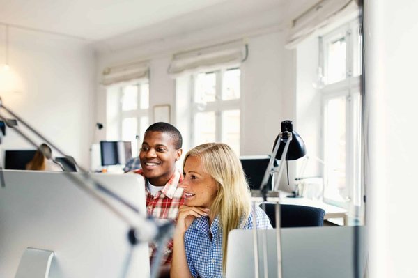 Comment la formation Microsoft Power BI se compare-t-elle à d'autres formations en Business Intelligence?