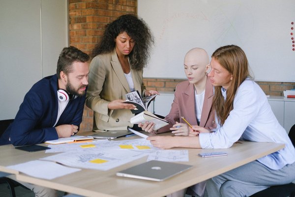 Quelle différence entre encadrer et manager ?